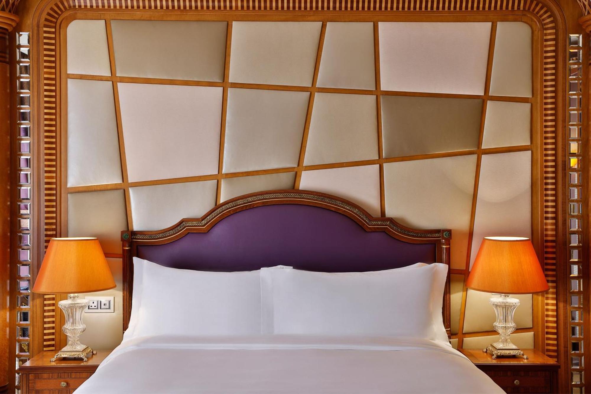 Отель The Ritz-Carlton Джедда Экстерьер фото A bed with a headboard
