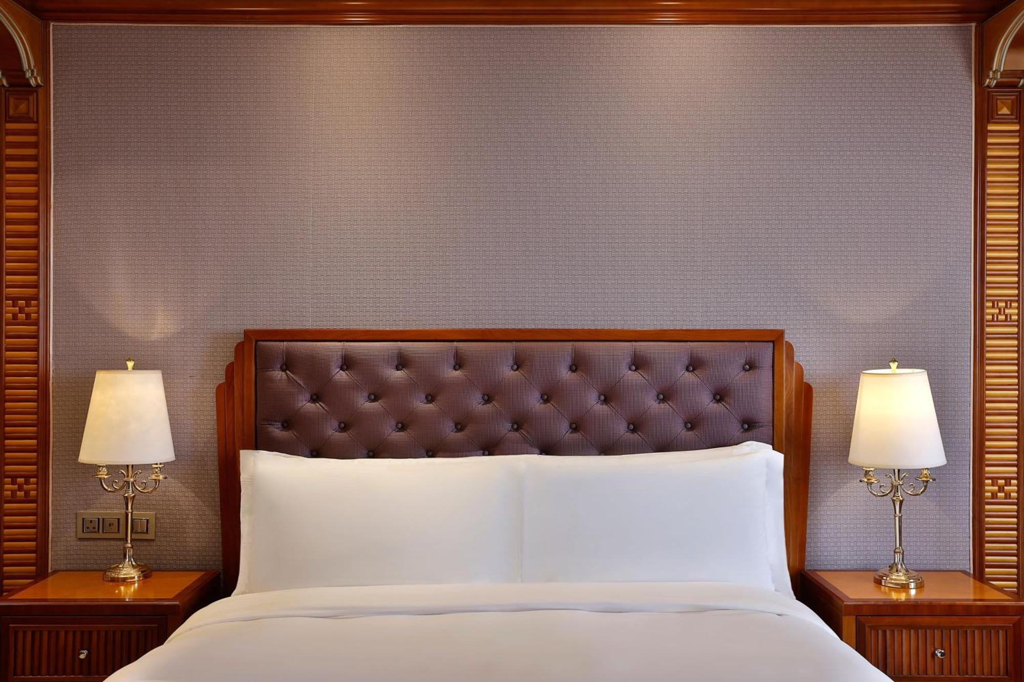 Отель The Ritz-Carlton Джедда Экстерьер фото A bed with a headboard