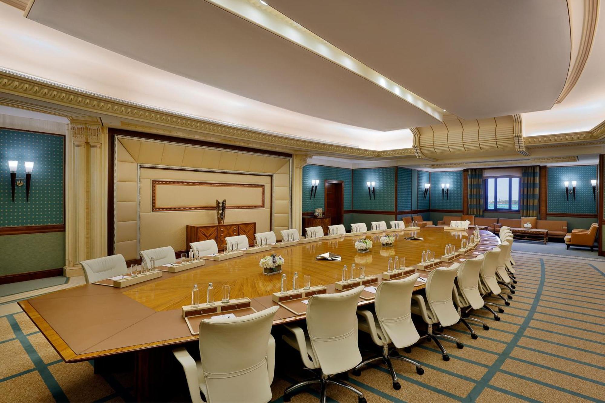 Отель The Ritz-Carlton Джедда Экстерьер фото The meeting room of the Executive Council