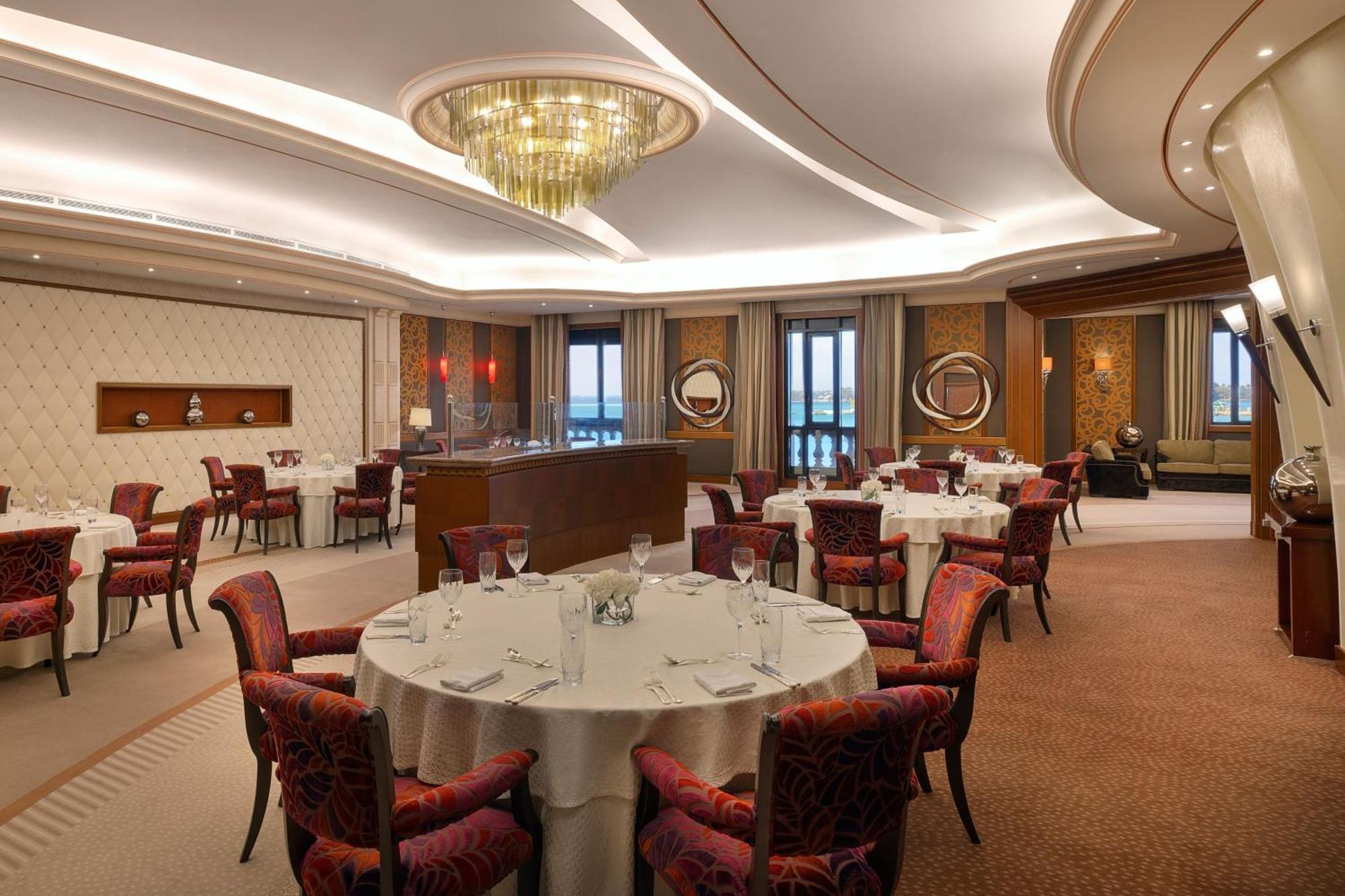 Отель The Ritz-Carlton Джедда Экстерьер фото The Club Lounge at the airport